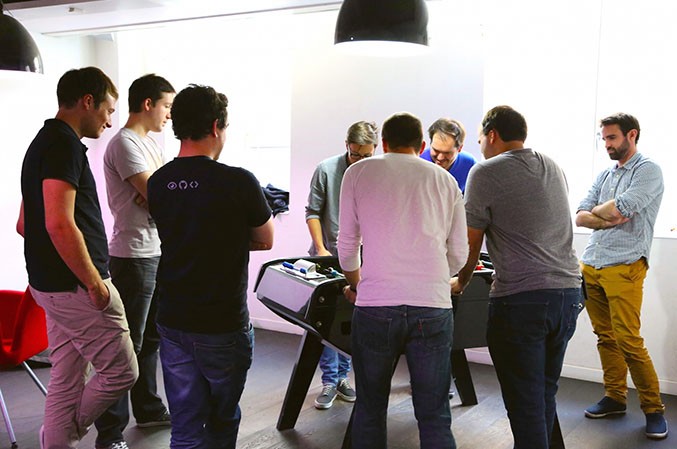 Aménagement d'une salle de jeu en entreprise avec un baby-foot